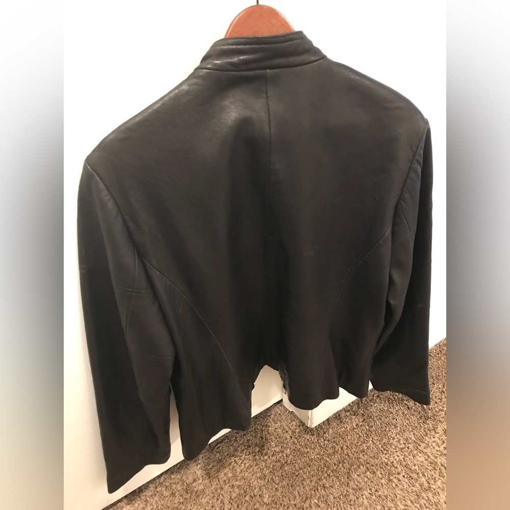 Leather jacket from the 90’s 
Size unknown but fits like a L/XL